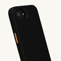 Selencia Rivièra MagSafe Backcover mit abnehmbaren Haken für das Apple iPhone 17e / 16e - Velvet Black + Sleek Chain (130 cm) - Gold