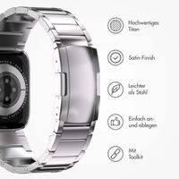 Accezz Mattes Titanstahlarmband für das  Apple Watch Series 1 t/m 9 / SE (38/40/41 mm) | Series 10 / 11 (42 mm) - Silber