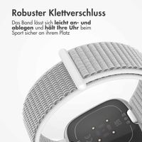 imoshion Nylonarmband für das  Fitbit Versa 4/ 3 / Sense (2) - Grau