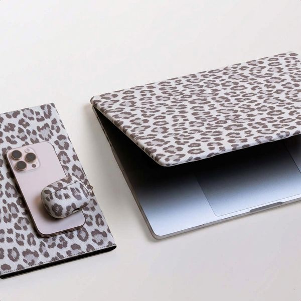 Selencia Sabi Laptop Cover Leopardenmuster Apple MacBook Pro 14 Zoll (2021 / 2023 M3 chip / 2024 M4 chip / 2025 M5 chip) - Soft Ivory