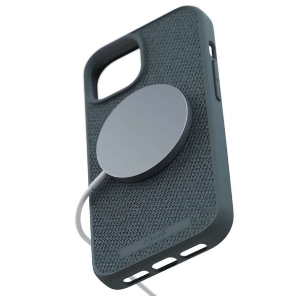 Njorð Collections Fabric MagSafe Case für das iPhone 15 - Dark Grey