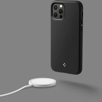 Spigen MagSafe Armor Hülle für das Apple iPhone 12 (Pro) - Schwarz