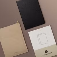 Selencia Riva Klapphülle Apple iPad 11 (2025) 11 Zoll A16 / iPad 10 (2022) 10.9 Zoll - Schwarz