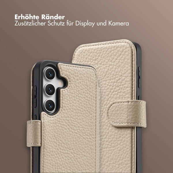 Selencia Riva Bookcase mit MagSafe und Handgelenkband Samsung Galaxy S24 / S25 - Beige