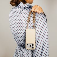 Selencia Rivièra MagSafe Backcover mit abnehmbaren Haken für das Apple iPhone 15 - Milky Latte + Lova Handykette - Mocha Brown