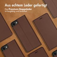 Accezz Premium Leather Slim Klapphülle Apple iPhone SE (2022 / 2020) / 8 / 7 / 6(s) - Braun