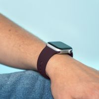 imoshion Silikonband für das Fitbit Versa 4 / 3 / Sense (2) - Dunkelrot