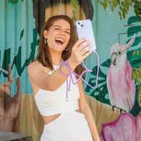 imoshion Silikonhülle mit Band für das Apple iPhone 16 Pro - Violett