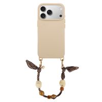 Selencia Rivièra MagSafe Backcover mit abnehmbaren Haken für das Apple iPhone 17 Pro - Milky Latte + Satin Stone Handykette - Brown