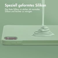 Accezz Liquid Silicone Back Cover mit Stifthalter für das iPad Pro 11 (2018/2020/2021/2022) - Hellgrün