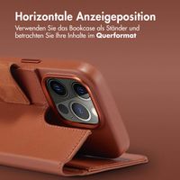 Accezz 2-in-1 Klapphülle aus Leder mit MagSafe für das iPhone 15 Pro - Sienna Brown