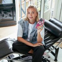 Selencia Vivid Rückabdeckung mit MagSafe iPhone 16 - Wavy Smiley Pink