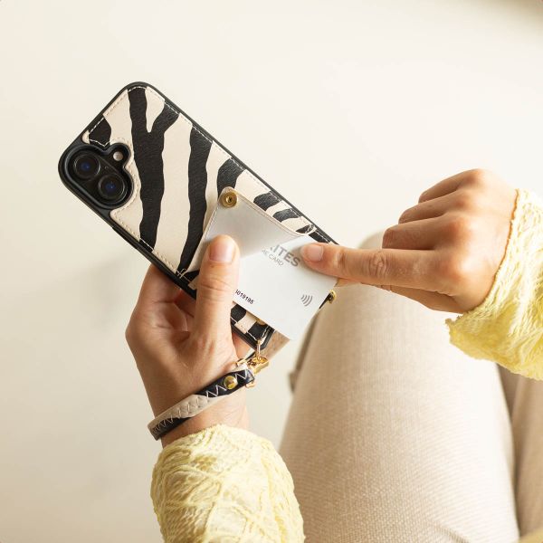 Selencia Nova HandyHülle mit Kordel und Kartenhalter Samsung Galaxy S25 FE - Zazzy Zebra