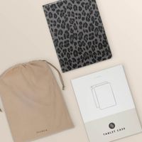 Selencia Sabi Klapphülle mit Leopardenmuster Apple iPad 9 (2021) 10.2 Zoll / iPad 8 (2020) 10.2 Zoll / iPad 7 (2019) 10.2 Zoll - Midnight Black