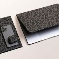 Selencia Sabi Laptop Cover Leopardenmuster Apple MacBook Pro 13 Zoll (2020 / 2022) - Midnight Black