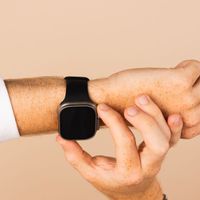 imoshion Silikonband⁺ für die Apple Watch Series 1 bis 10 / SE / Ultra (2) (44/45/46/49 mm) - Schwarz - Größe M/L