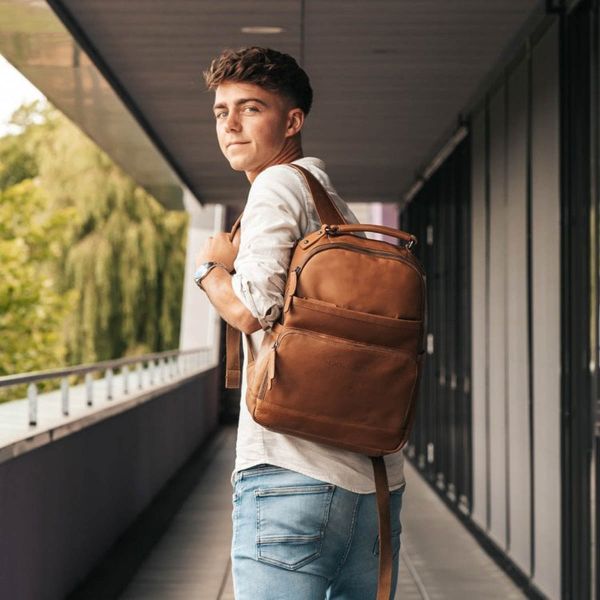 The Chesterfield Brand Austin Laptop Rucksack 14 Zoll - Echtes Leder - Cognac