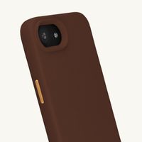 Selencia Rivièra MagSafe Backcover mit abnehmbaren Haken für das Apple iPhone 17e / 16e - Choco Brown + Satin Crush Handykette - Cosmic Candy