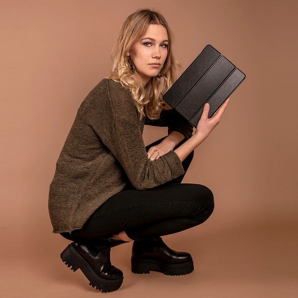 Selencia Trifold Klapphülle aus veganem Leder iPad 9 (2021) 10.2 Zoll / iPad 8 (2020) 10.2 Zoll / iPad 7 (2019) 10.2 Zoll 