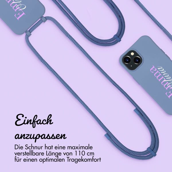 Personalisierte Color Backcover MagSafe mit abtrennbarem Band und Namen für iPhone 15 - Ash Blue