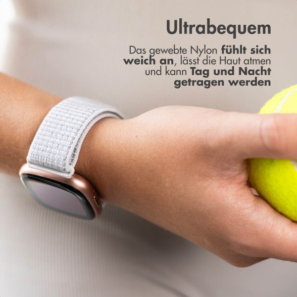 imoshion Nylonarmband für das  Fitbit Versa 4/ 3 / Sense (2) - Grau