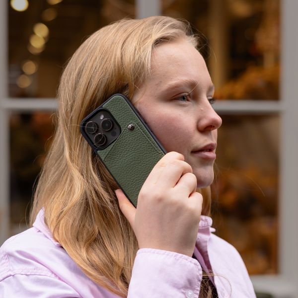 Selencia Riva Back Cover mit Kartenfach Apple iPhone 15 - Sage Green