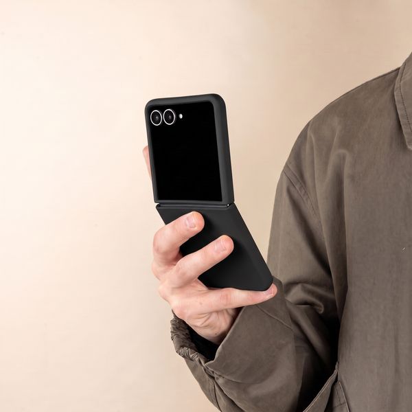 Accezz Liquid Silikoncase Samsung Galaxy Z Flip 8 - Schwarz