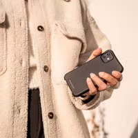 imoshion Color Backcover mit abtrennbarem Band MagSafe für das Samsung Galaxy S24 / S25- Schwarz