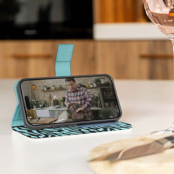 imoshion ﻿Design Klapphülle für das Apple iPhone SE (2022 / 2020) / 8 / 7 / 6(s) - Black Blue Stripes