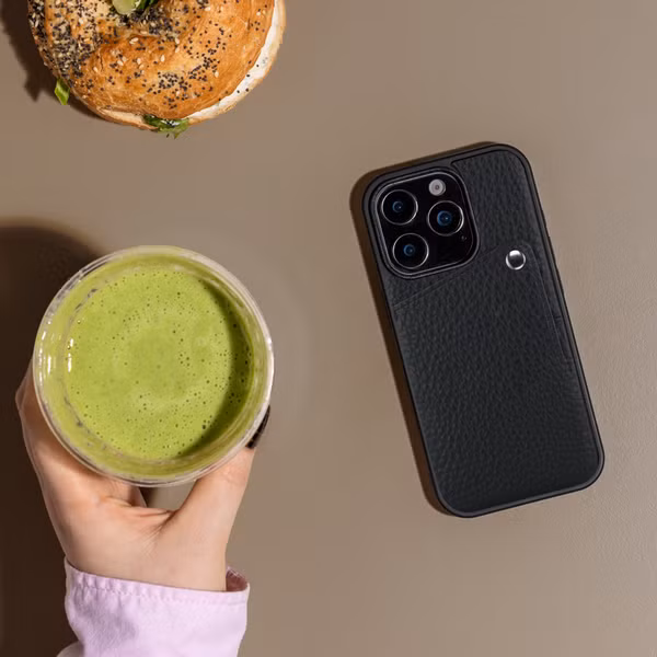 Selencia Riva Back Cover mit Kartenfach Apple iPhone 15 Pro - Schwarz