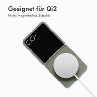Accezz Liquid Silikoncase mit MagSafe Samsung Galaxy Z Flip 8 - Cooper Green
