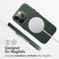 Accezz MagSafe Leather Backcover für das iPhone 13 Pro - Cedar Green