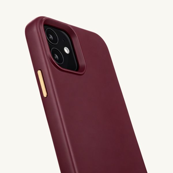 Selencia Rivièra MagSafe Backcover mit abnehmbaren Haken für das Apple iPhone 12 / 12 Pro - Bold Burgundy + Sorbet Pop Handykette - Pink