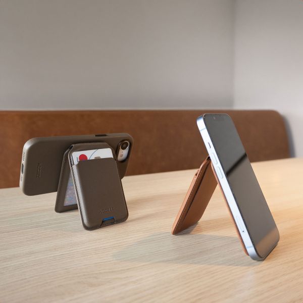 Accezz Leder-Wallet mit Standfunktion - Geeignet für MagSafe und Qi2 - Coffee Brown