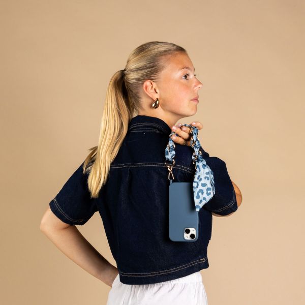 Selencia Back Cover mit Luxuriöser Handschlaufe Apple iPhone 15 Pro - Blau