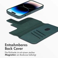 Accezz 2-in-1 Klapphülle aus Leder mit MagSafe für das iPhone 14 Pro - Cedar Green