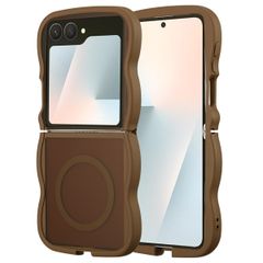 Selencia Wavy Backcover mit MagSafe Samsung Galaxy Z Flip 7 - Mocha Brown