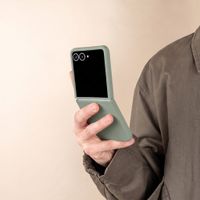 Accezz Liquid Silikoncase mit MagSafe Samsung Galaxy Z Flip 8 - Cooper Green