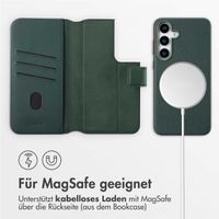 Accezz 2-in-1 Klapphülle aus Leder mit MagSafe für das Samsung Galaxy S25 Plus - Cedar Green