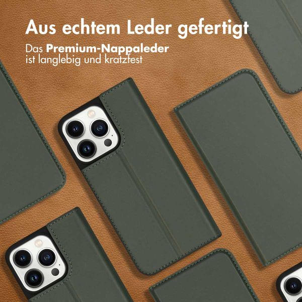 Accezz Premium Leather Slim Klapphülle für das iPhone 13 Pro - Grün