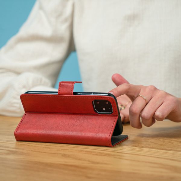 imoshion Luxuriöse Klapphülle Rot Apple iPhone SE (2022 / 2020) / 8 / 7 / 6(s)