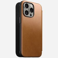 Nomad Modern Leather Folio Klapphülle für das iPhone 15 Pro Max - English Tan