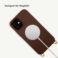 Selencia Rivièra MagSafe Backcover mit abnehmbaren Haken für das Apple iPhone 12 / 12 Pro - Choco Brown + Satin Crush Handykette - Cosmic Candy