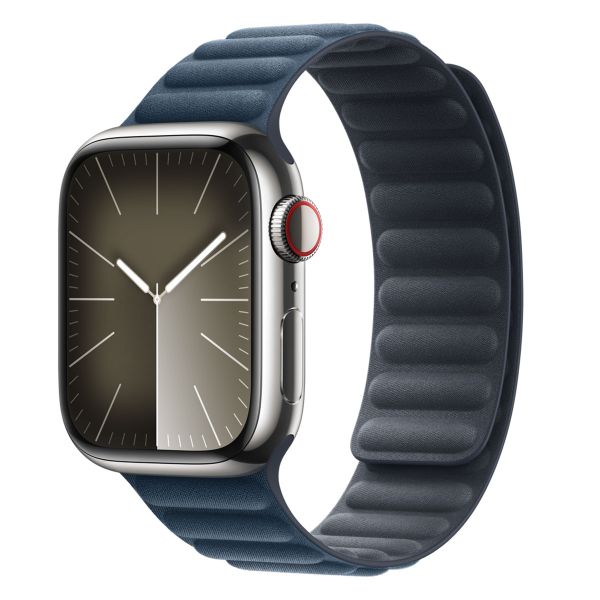 Apple Armband mit Magnetverschluss FineWoven für die Apple Watch Series 1-9 / SE - 38/40/41 mm / Series 10 - 42 mm - Größe S/M - Pacific Blue