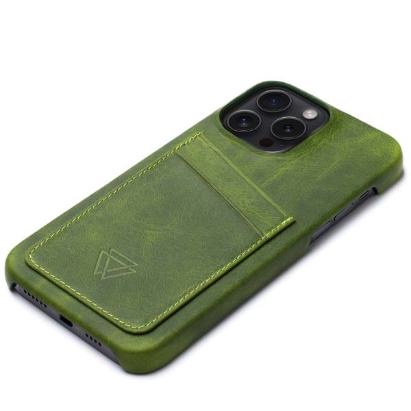 Wachikopa Full Wrap C.C. Back Cover mit 2 Kartenhaltern für das iPhone 15 Pro - Forest Green