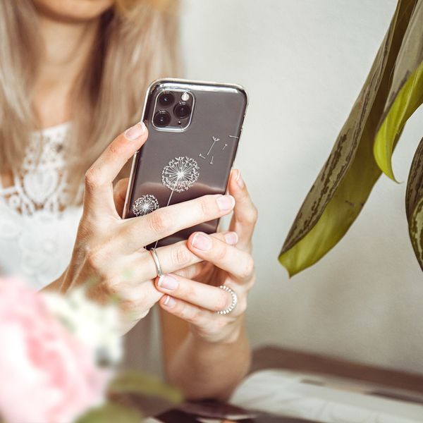 imoshion Design Hülle für das Apple iPhone 12 (Pro) - Dandelion