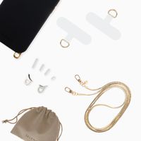 Selencia Rivièra MagSafe Backcover mit abnehmbaren Haken für das Apple iPhone 16 Pro - Velvet Black + Sleek Chain (130 cm) - Gold