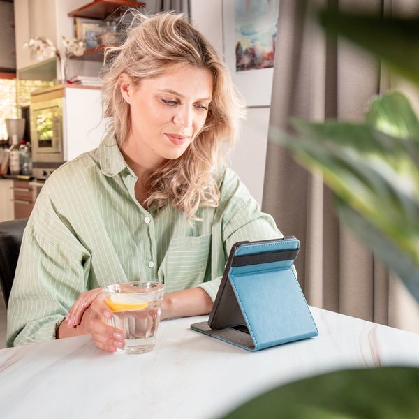 imoshion Stand Flipcase für das Kobo Libra Colour / Tolino Vision Color - Hellblau