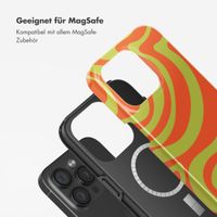 Selencia Vivid Tough Back Cover MagSafe für das iPhone 15 Pro - Wavy Swirl Orange Fern