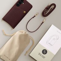 Selencia Nova HandyHülle mit Kordel und Kartenhalter Samsung Galaxy S25 / S24 - Bold Burgundy